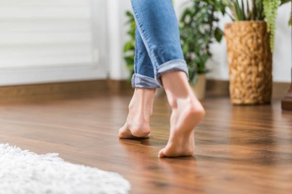 علت ایجاد صدا یا به اصطلاح جیر‌جیر کردن بعد از نصب لمینیت در چیست؟